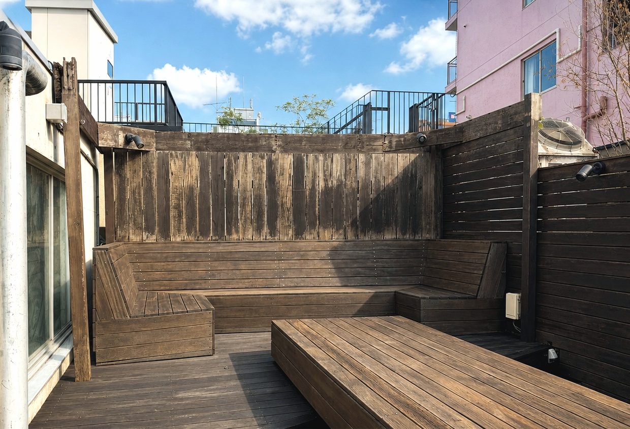 西麻布の屋上にある貸切BBQレンタルスペース AZABU TERRACE のウッドテラスと青空